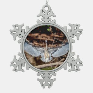 Grote blauwe reiger op een stam tin sneeuwvlok ornament