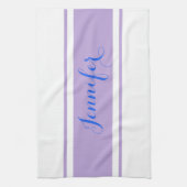 Grote Blauwe Script Naam, Lavendelstrepen op Wit Theedoek (Verticaal)