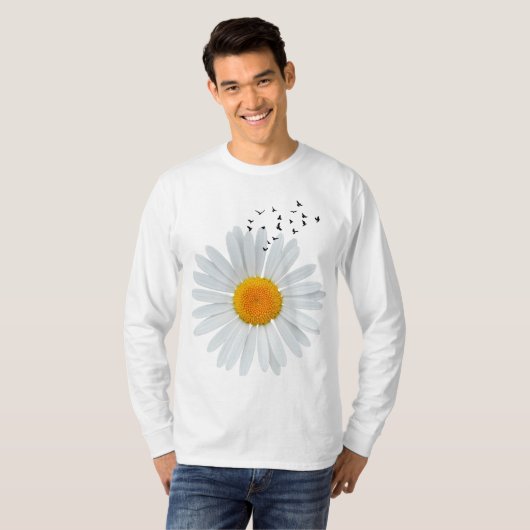 Grote Daisy Flower met Flock of Flying Birds. T-shirt (Voorkant volledig)