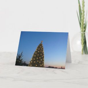 Grote en kleine kerstbomen in vakantie zonsonderga feestdagen kaart