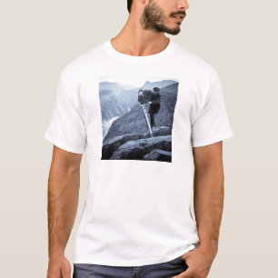 Grote filmcamera met Canyon-fotograaf T-shirt