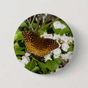 Grote gevlekte parelmoervlinder op berglaurier ronde button 5,7 cm