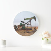 Grote groene pomp in een olieveld klok (Huis)