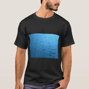 Grote groep kleine vissen zwemmend in Garajau T-shirt