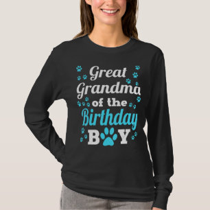 Grote grootmoeder van de jongen die op de dag van t-shirt