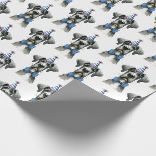 Grote hond in een kleine verjaardagshoed en vlinde cadeaupapier