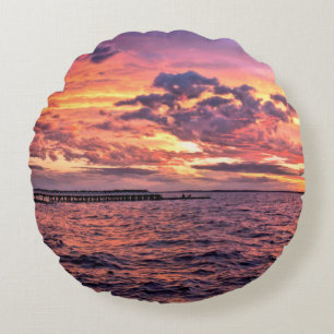 Grote kleurrijke zonsondergang over het waterstran rond kussen