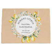 Grote krans van gele citroenen en witte bloemen groot cadeauzakje (Voorkant)