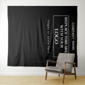 Grote Logo Bedrijfsnaam Slogan Black Achtergrond Wandkleed (In Situ (horizontaal))