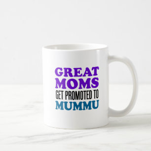 Grote Moms die naar de Mummu-Mok worden gepromoot Koffiemok