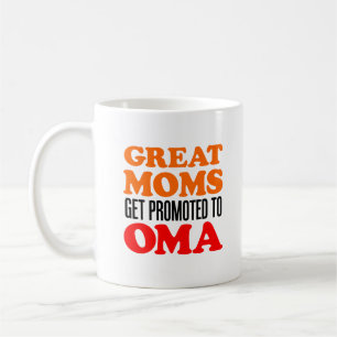 Grote Moms die naar de Oma-Mok worden gepromoot Koffiemok