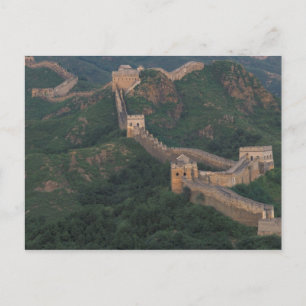 Grote Muur slingerend door bergen. Briefkaart