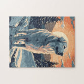 Grote pyreneeën in het besneeuwde bos tijdens zons legpuzzel (Horizontaal)