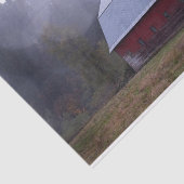 Grote Red Weathered Barn met een Misty Forest Tissuepapier (Detail)