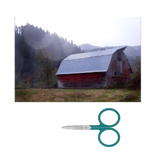 Grote Red Weathered Barn met een Misty Forest Tissuepapier