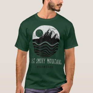 Grote rokergebergte met een wandelende kampingpen t-shirt