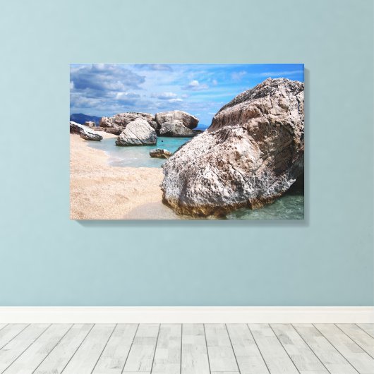 Grote rotsen bij Cala Mariolu strand canvas print (Insitu (Houten vloer))