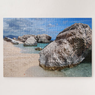 Grote rotsen op het strand van Cala Mariolu op het Legpuzzel