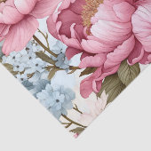 Grote roze bloemen met delicate blauw tissuepapier (Detail)