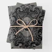 Grote spin op donkergrijs inpakpapier vel (In situ)