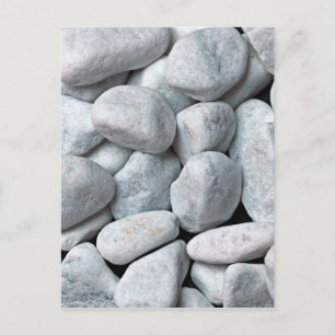 Grote stapel grijze en witte stenen van het strand briefkaart