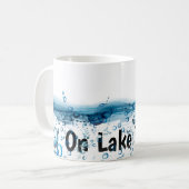 Grote vis in het water van het meer koffiemok (Voorkant links)