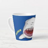 Grote witte haai gemiddelde cartoon illustratie latte mok (Linkerhoek)