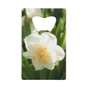 Grote witte narcissen op een lentedag kredietkaart flessenopener