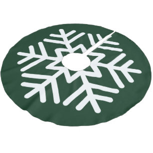 Grote witte sneeuwvlok op bos groen kerstboom rok