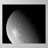 Grote witte vlek op Rhea Poster (Voorkant)