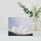 Grote witte wolken over de bergen briefkaart (Staand voorkant)