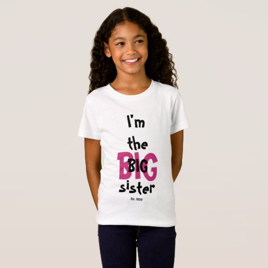 Grote zus Est. Datum Plezier Roze Zwart Tekst T-shirt (Voorkant volledig)