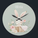 Grotte rose Blush Sage Vert Nom Nourriture Horloge<br><div class="desc">Un lapin lapin lapin mignon et rose doux aux accents floraux tout autour dans un panier en osier. Arrière - plan vert sauge doux. Ajoutez votre choix de nom. Adorable. 100% de satisfaction client avec Zazzle tous les jours.</div>