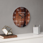 Grotte rustique nom de famille pays<br><div class="desc">Horloge murale rustique en bois de grange foncé avec de grands nombres romains. Vous pouvez personnaliser et ajouter votre propre nom et année établie.</div>