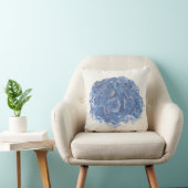 Groupe rond bleu d'hortensia sur le coussin blanc (Chaise)