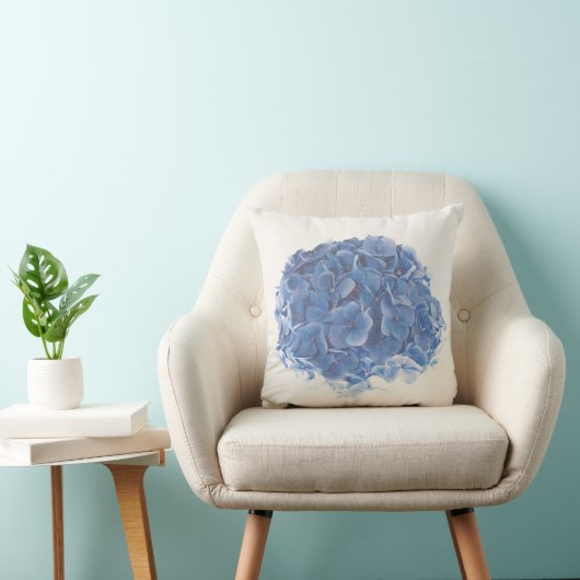 Groupe rond bleu d'hortensia sur le coussin blanc (Chaise)