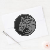 Growling Grijs en Zwart Wolf Circle Ronde Sticker (Envelop)