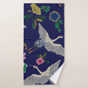 Grues japonaises, vagues et fleurs. Broderie