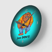 Grumpy Beer in Bib Overalls - Gewoon DONT Ronde Klok (Hoek)