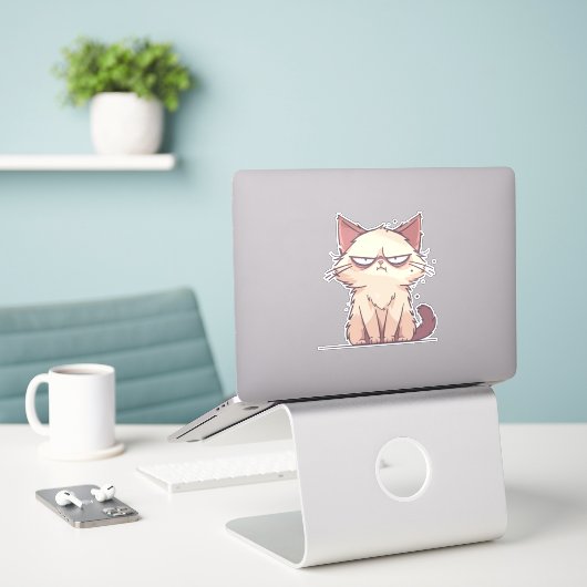 Grumpy Cat Anime Chibi Meme Sticker (Laptop op bureau)