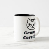 "Grumpy Certified" Funny Cat Meme Design Tweekleurige Koffiemok (Voorkant rechts)