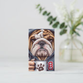 Grumpy Engelse Bulldog in Hoody Holding Visitekaartje (Staand voorkant)