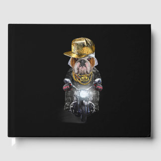 Grumpy English Bulldog draagt Hip Hop Pet Riding Gastenboek