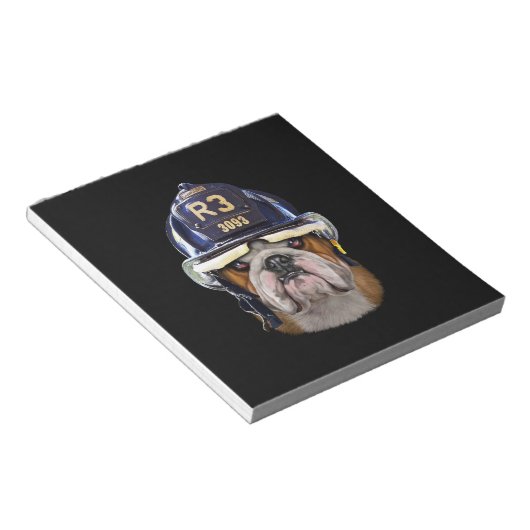 Grumpy English Bulldog Wearing Firefighter Helmet Notitieblok (Schuin)