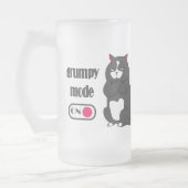 Grumpy mode op een rare vetkat matglas bierpul (Links)