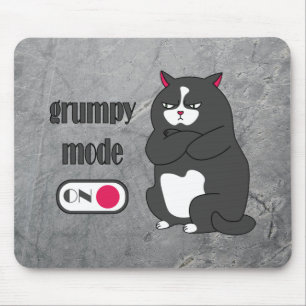 Grumpy mode op een rare vetkat muismat