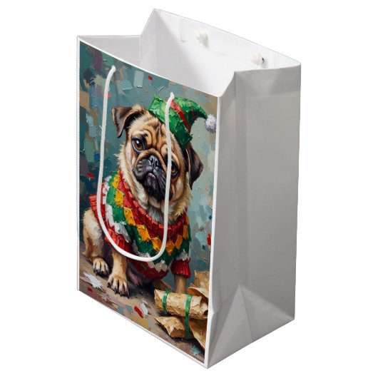 Grumpy Pug Dog in Elf Hat Funny Christmas Art Medium Cadeauzakje (Voorkant Gekanteld)