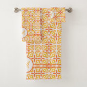 Grunge Monogram | Elegant Geel en Oranje Patroon Bad Handdoek (Insitu)