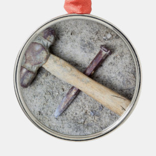 Grungy hammer en chisel metalen ornament
