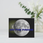 GSO | Sur la carte postale du logo Fringe (Debout devant)